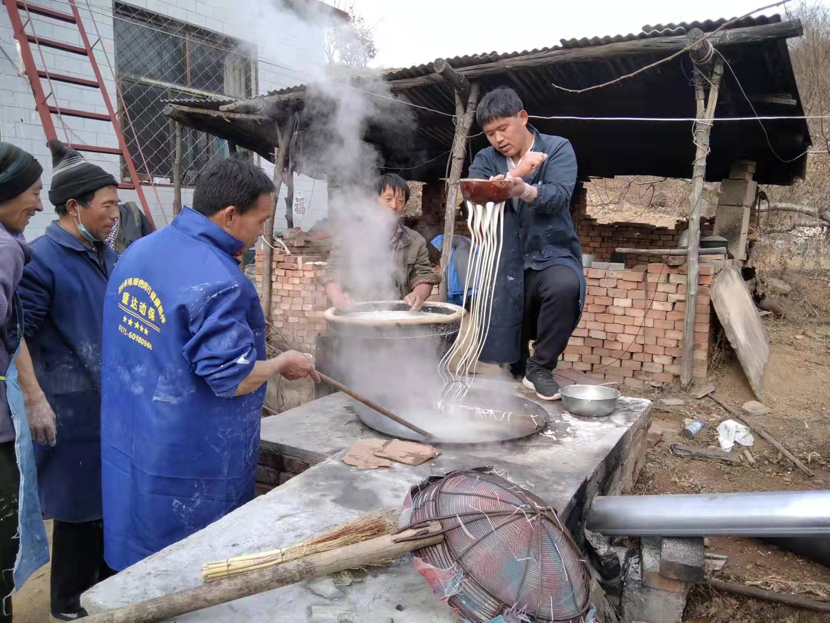 手工漏粉条的全过程,马沟传统手工油条