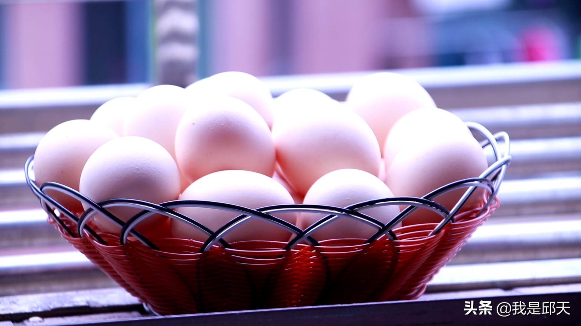 腌的咸鸡蛋已经散黄了还能吃吗,腌的咸鸡蛋水上起霉点还能吃吗