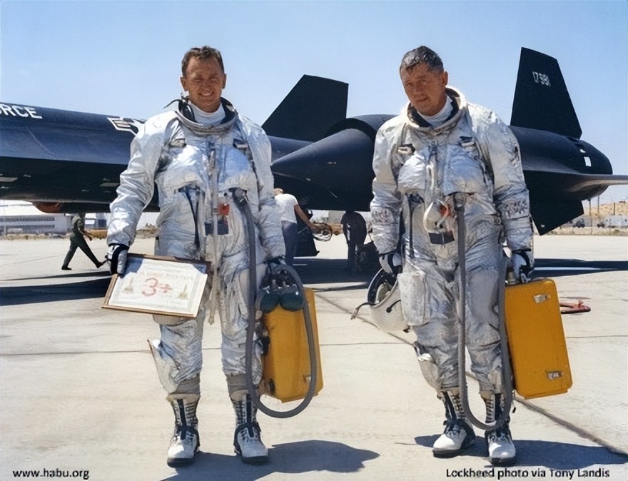 黑鸟侦察机飞出外太空,黑鸟飞到大气层