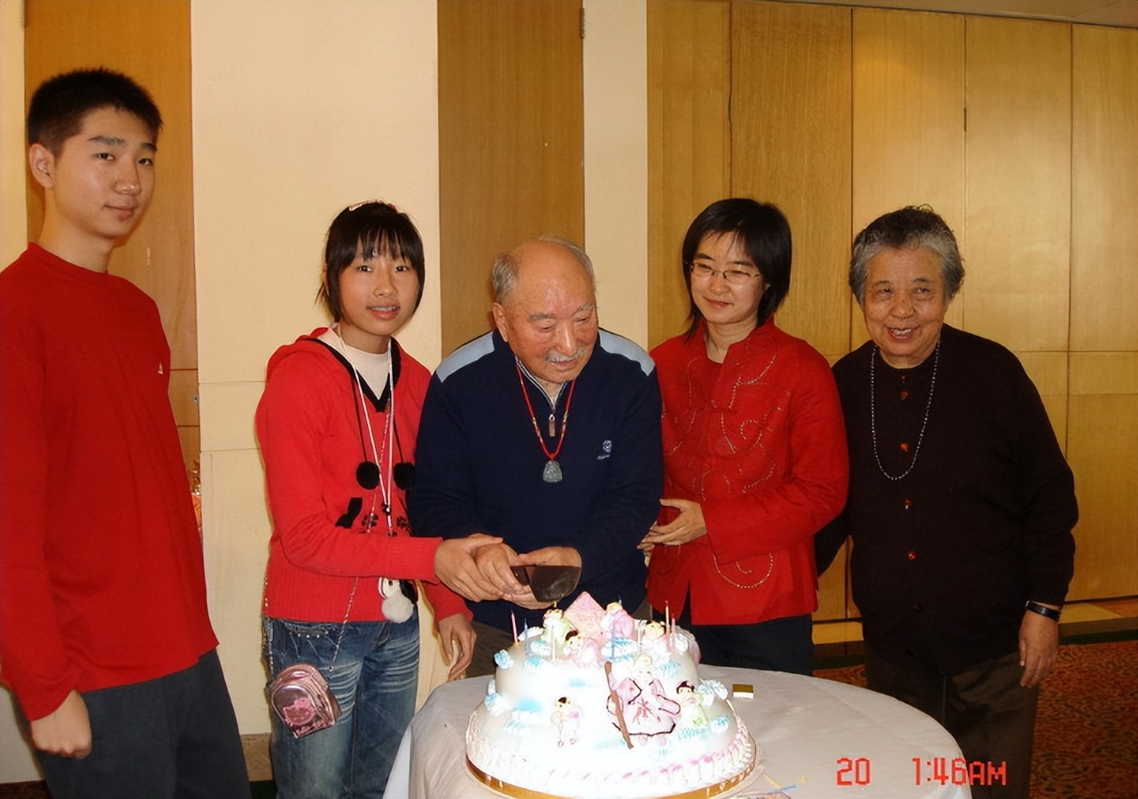 八位健在的老演员,18位已故的老演员有哪些