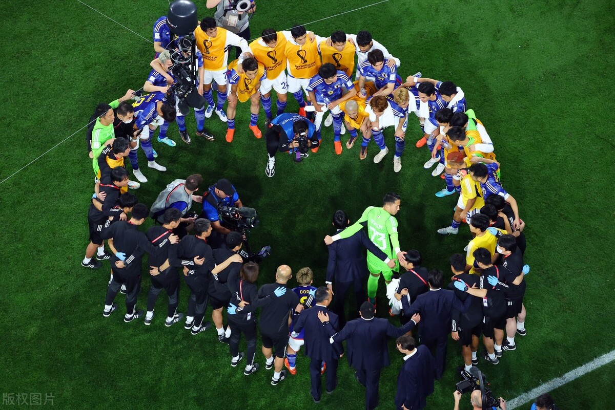 世界杯日本队2-1逆转胜德国冷门,2018年足球世界杯德国vs日本比赛