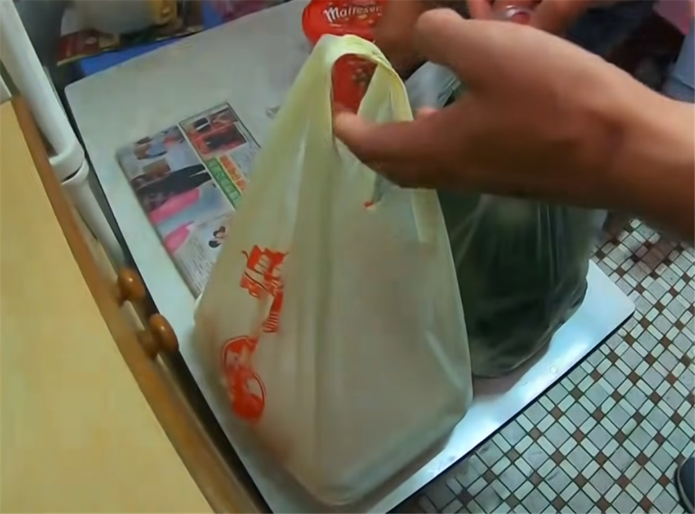 香港单亲妈妈住8平方劏房,香港单亲妈妈带3岁女儿住劏房