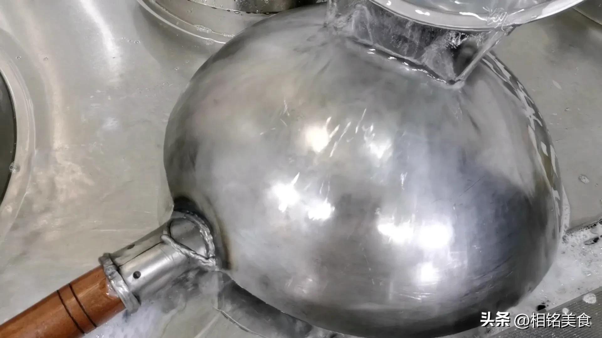 新铁锅怎样开锅小妙招视频,不粘锅的铁锅最佳开锅方法