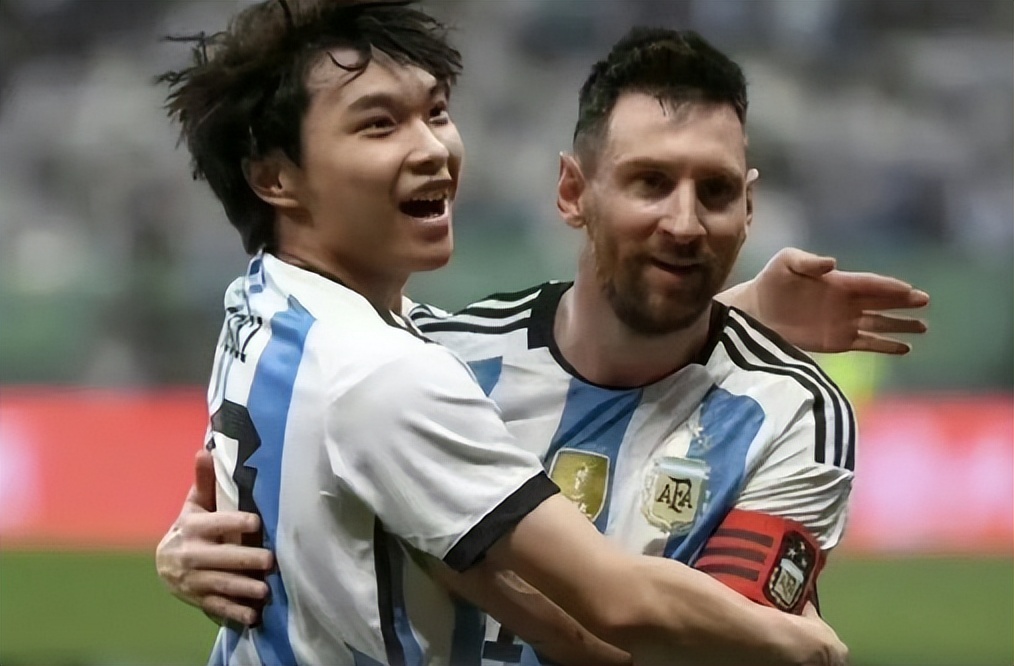 闯球场的球迷,球迷冲进球场拥抱梅西跑了多少米