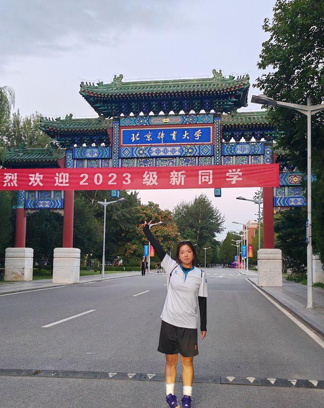 足球狂热：小镇女孩的激情之旅