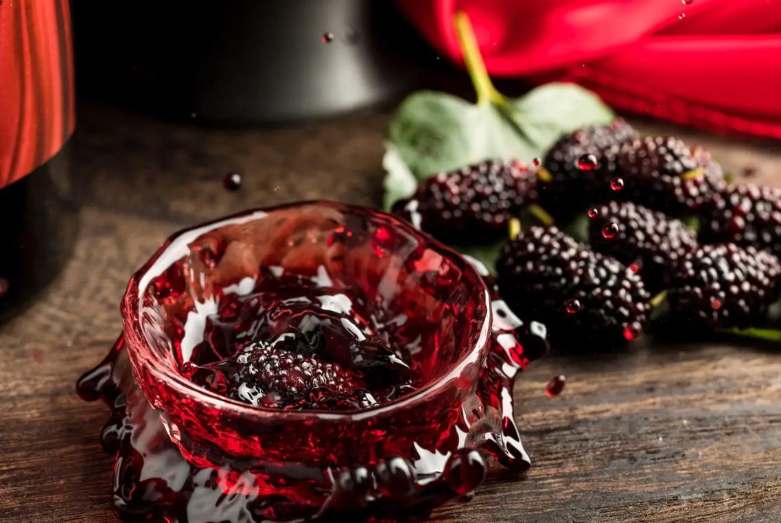 老板给员工喝自制的“桑葚酒”，反被说成“毒酒”？老板：我好冤