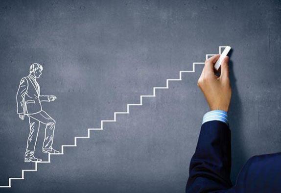 不堪入目，杭州女大学生地铁“奴性”事件遭疯传，网友：震碎三观