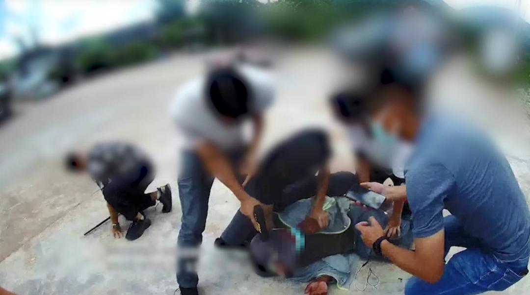 【一线警察】出镜得“打码”的他，骨折仍不松手！