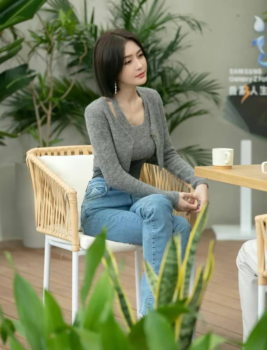 秦岚花儿与少年挂脖,秦岚挂脖上衣牛仔裤