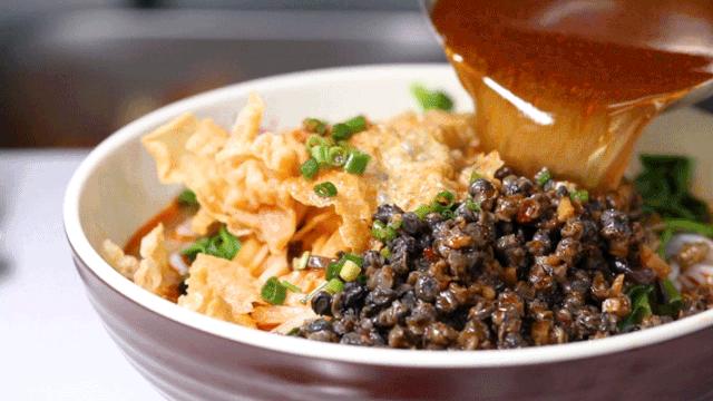 被一碗螺蛳粉耽误的夜宵宝藏,被螺蛳粉耽误的烧洋芋选手