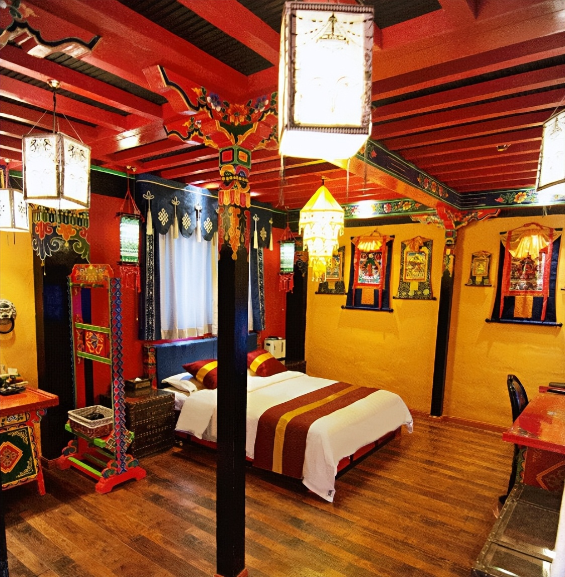 游客在网红旅店床底发现尸体,男子入住酒店遇到恶心的一幕