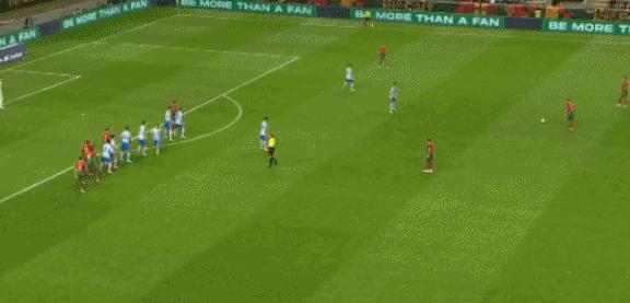 又来搞笑！C罗门前3米空位调整3秒，卯足力气一脚踢空，帅气逼人