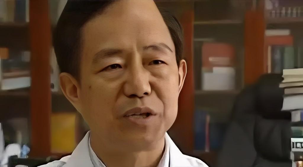 小孩子脸被火烧伤戴着面具,因烧伤带面具的山西小男孩