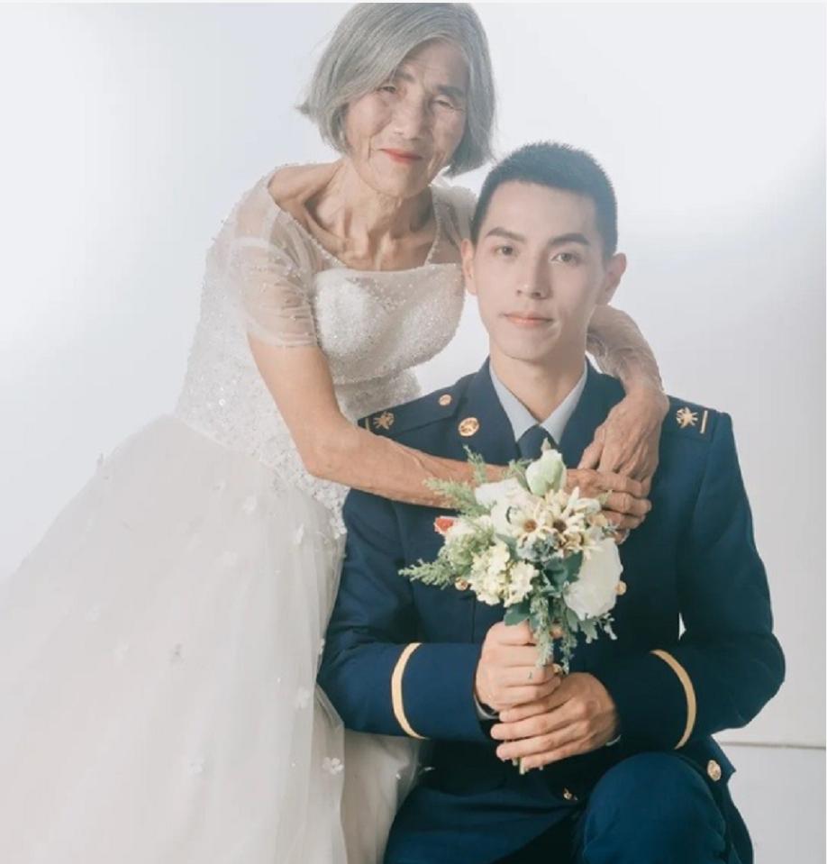 江西24岁小伙和85岁老人拍婚纱照,南昌24岁小伙和奶奶拍婚纱