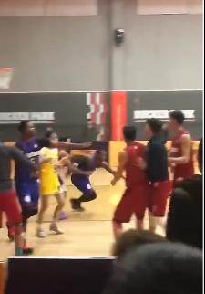 打架带个球？黑人球员恶意抱摔国人，并追着打！