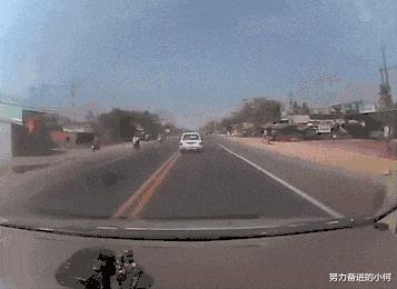 女生上学和出去玩的区别,女生在上课穿校服