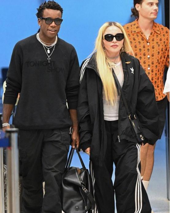 麦当娜戴粉色墨镜亮相,麦当娜穿粉色裙