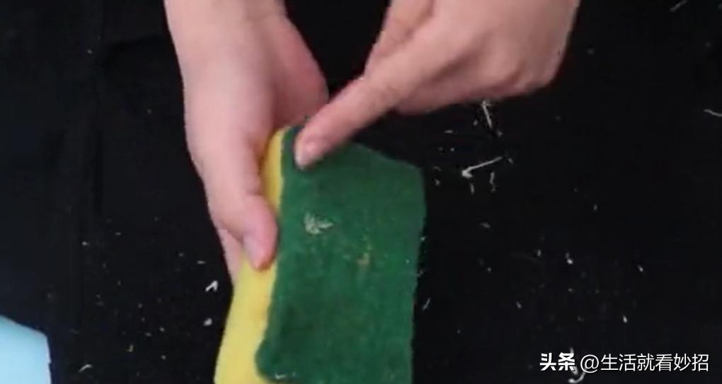 衣服洗完上面很多脏渣子如何清除,衣服洗完很多灰尘怎么处理