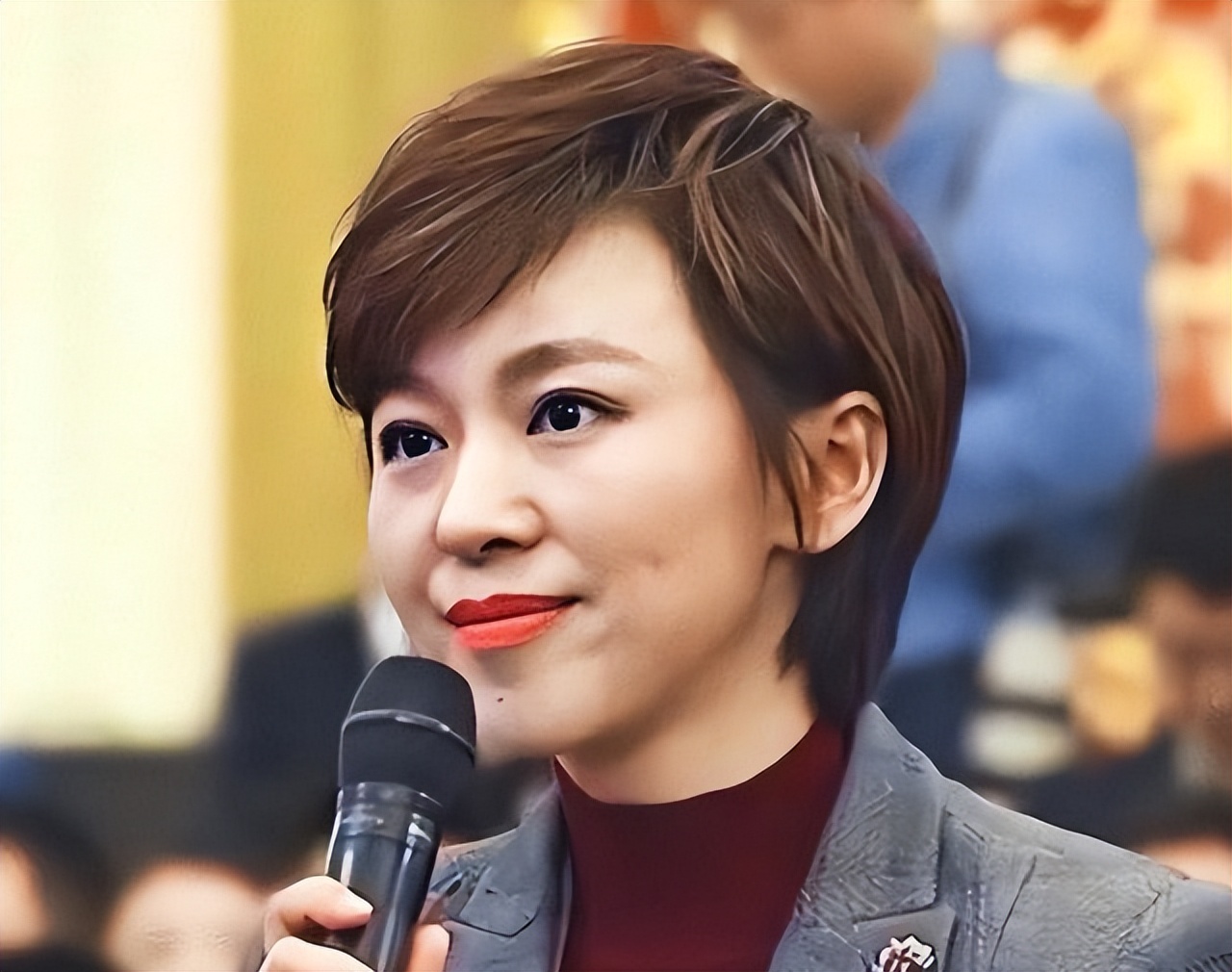 欧阳夏丹主持新闻联播康辉,陪伴欧阳夏丹