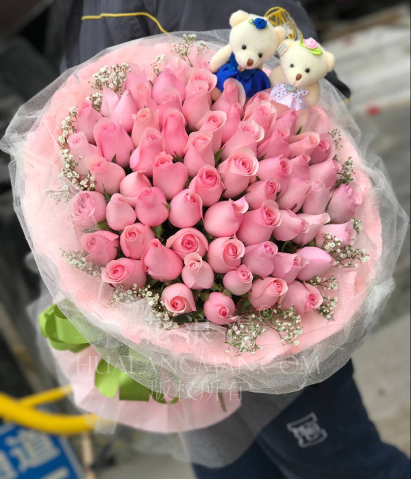 送玫瑰花给女朋友送花用什么动作,第一次送女友粉玫瑰好还是红玫瑰