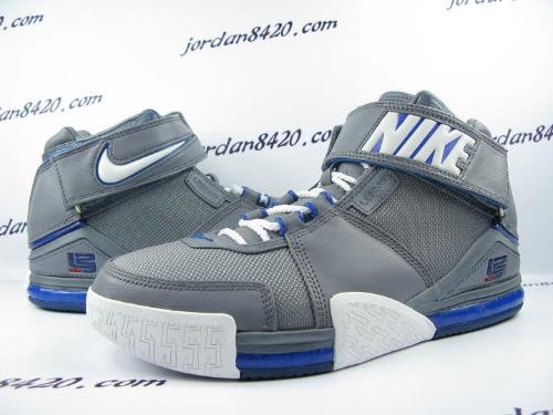 老詹上脚的板鞋,老詹崴脚起来后直接跺脚