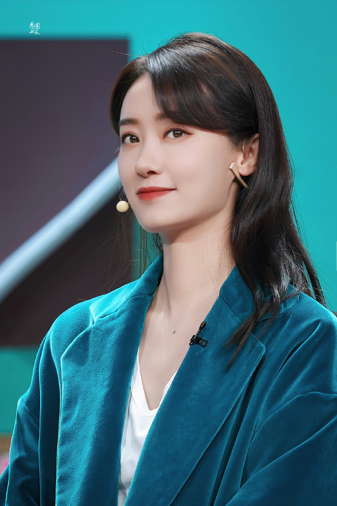 贾玲沈腾本色出演张小斐,贾玲张小斐2020微博之夜红毯视频