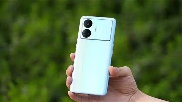 0-1999元性价比最高的手机,iqooneo5对比realmeneo2选哪个