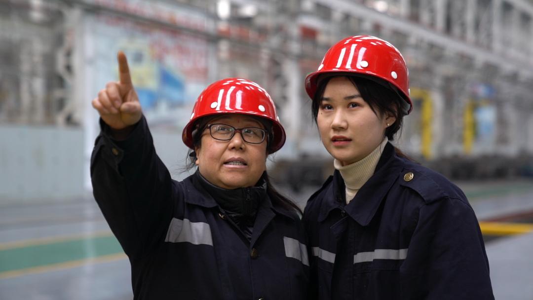 开吊车的女司机很漂亮,开天车女司机