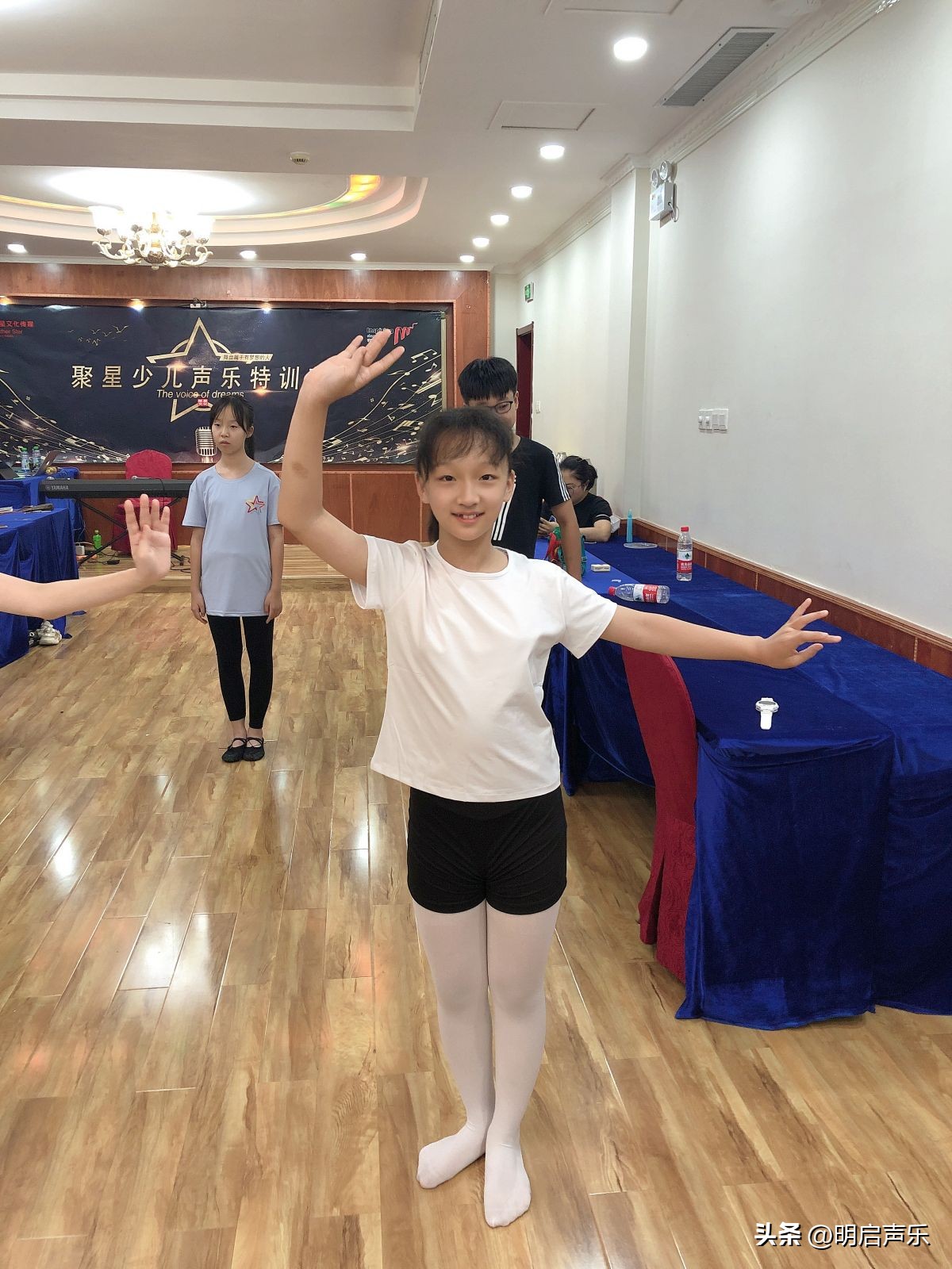 超带感《Natural》，摇滚范儿小姑娘炸翻全场