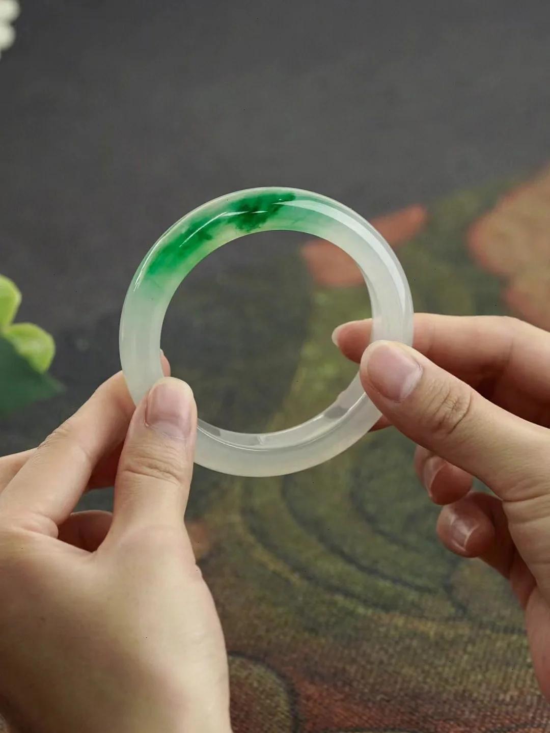 难道这只镯子很差吗?为什么说我糊弄她?