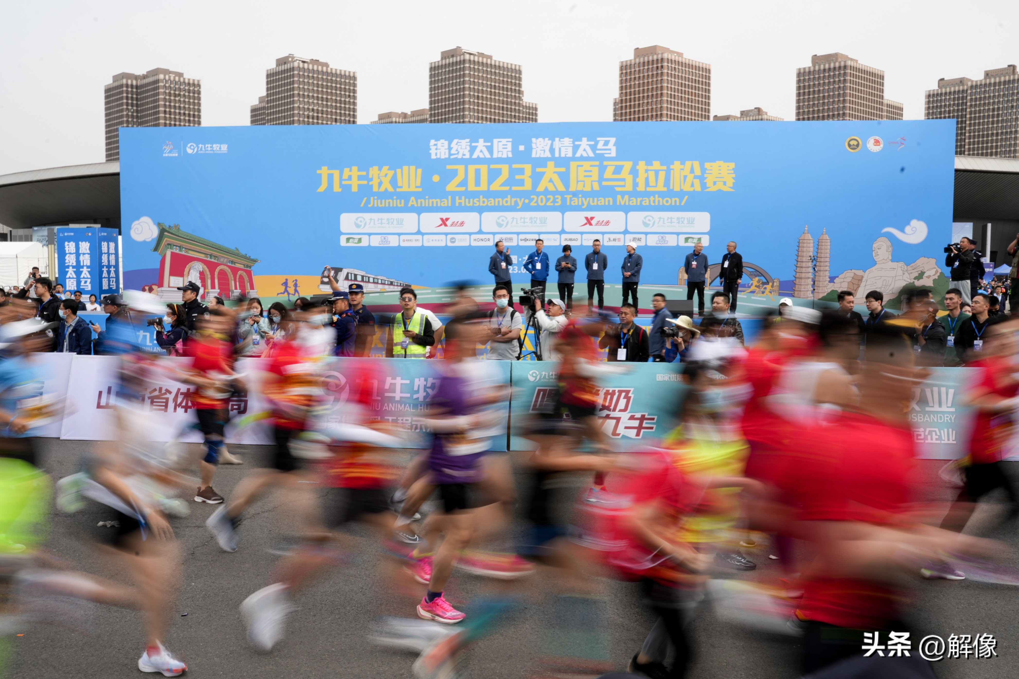 太原马拉松开赛：埃塞俄比亚选手夺冠，杨绍辉打破中国籍赛会纪录