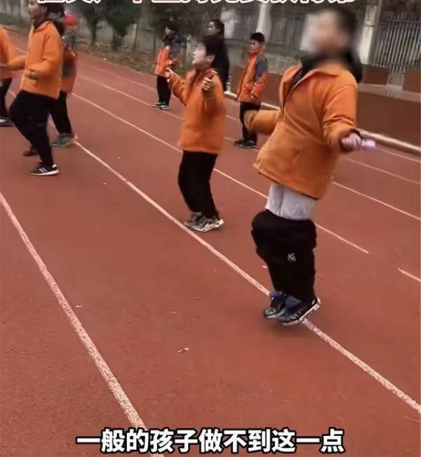 裤子掉了也不能输,一小学生跳绳竟把裤子跳掉,网友:还好有秋裤