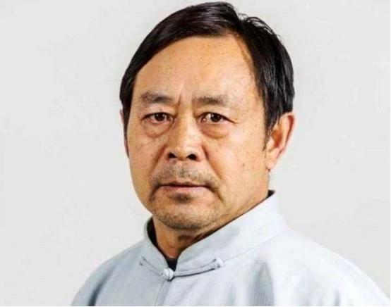 拿海鲜喂鸡、20秒36万进账，网红这一职业，真就“钱”途无量？