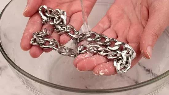 银项链用牙膏清洁,怎么清洁银饰项链