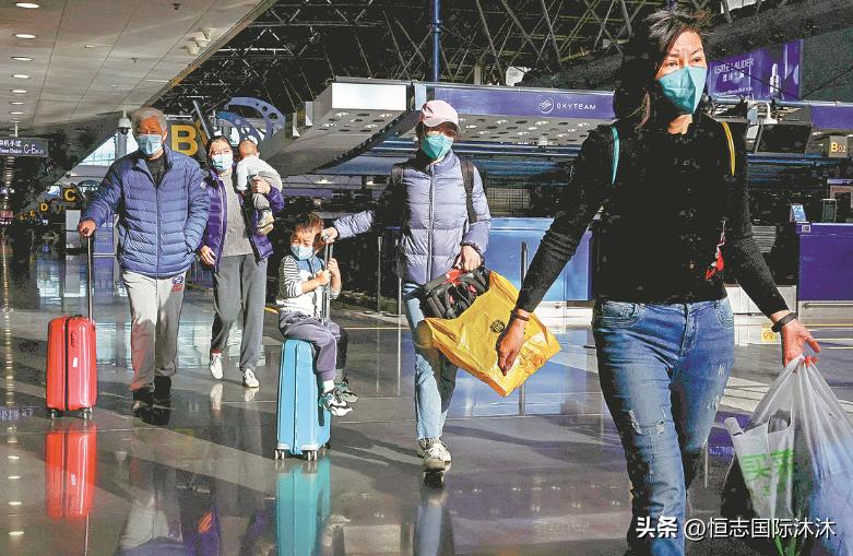 绿卡华人入境被翻行李,华人出境护照被注销