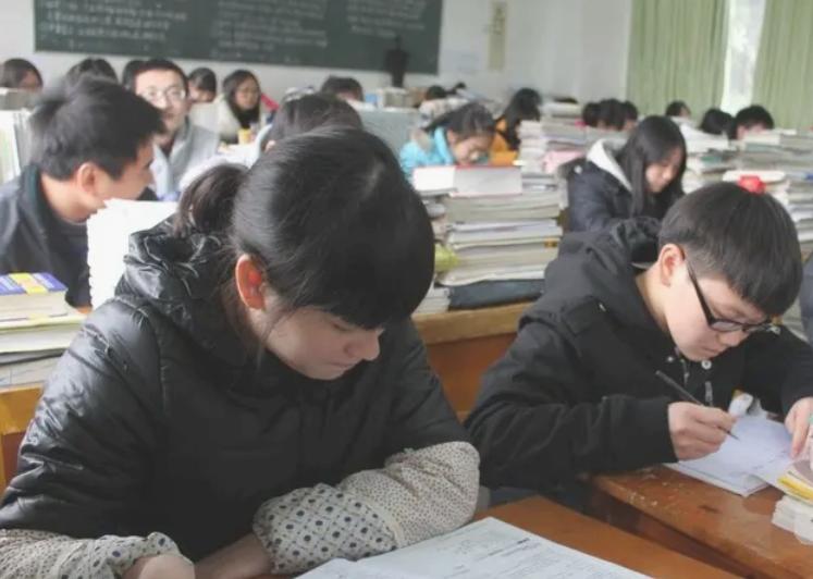 孩子中考成绩差想上高中怎么办呢,中考只考了300分怎么办