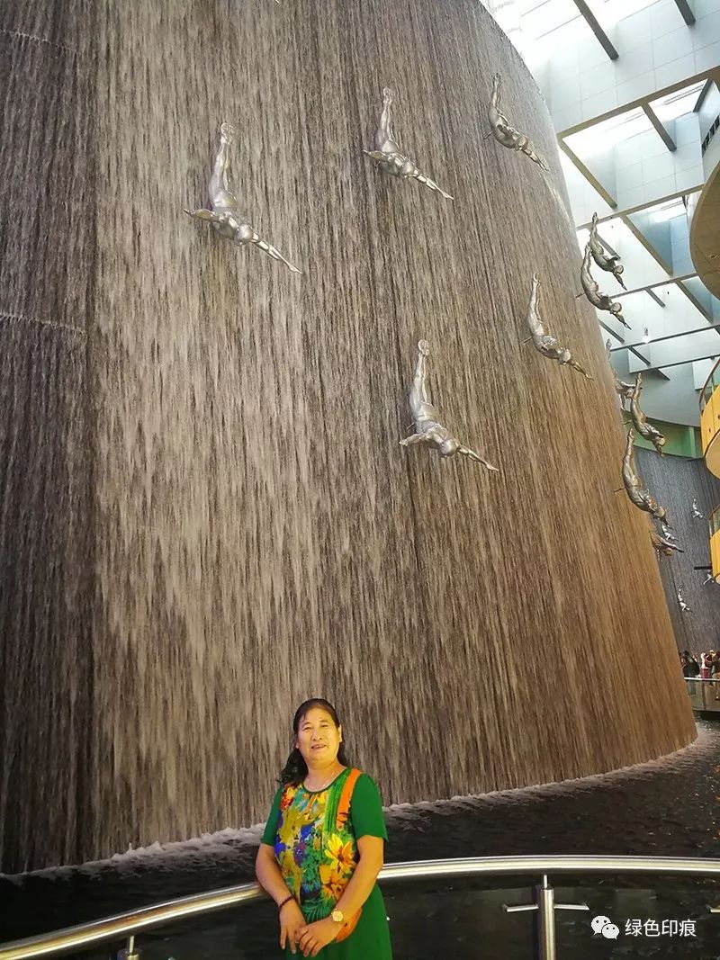 在迪拜最大购物中心尽情享受购物 (去逛迪拜的购物中心)