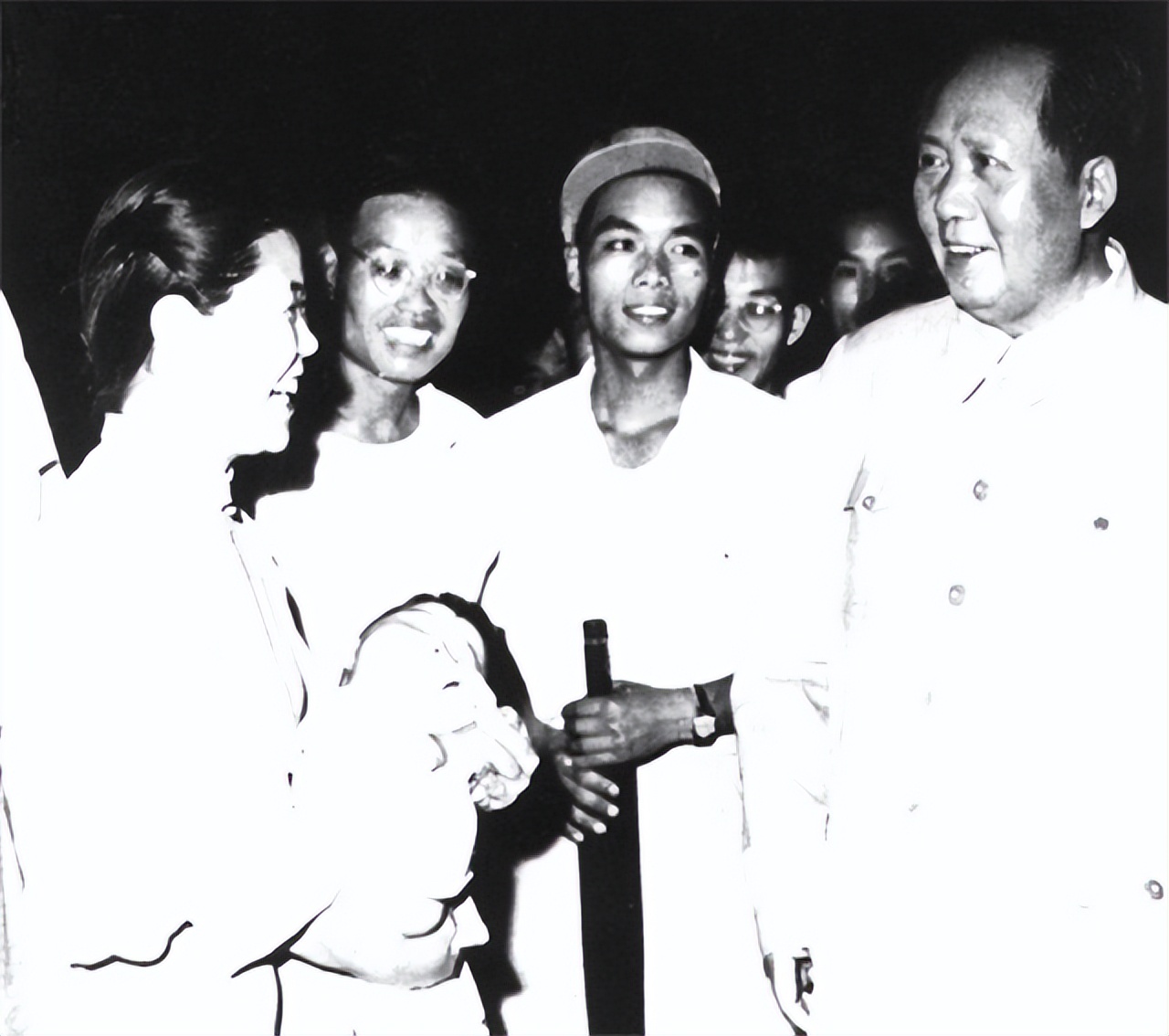 毛主席多次“戴口罩”外出，被认出后毫不避讳，与群众鱼水情深