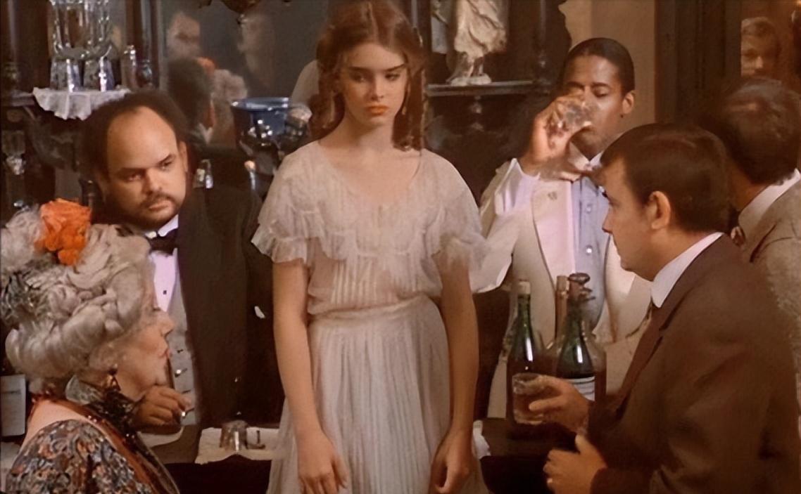 10岁她赤身露体，20岁又声称自己还是处女，“美国舒淇”裸照丑闻