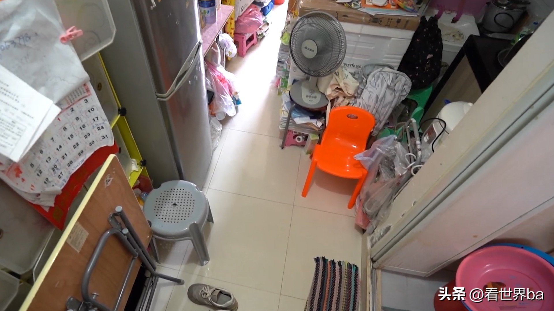 单亲妈妈带三个孩子住宾馆,单亲妈妈带两个女儿住公寓