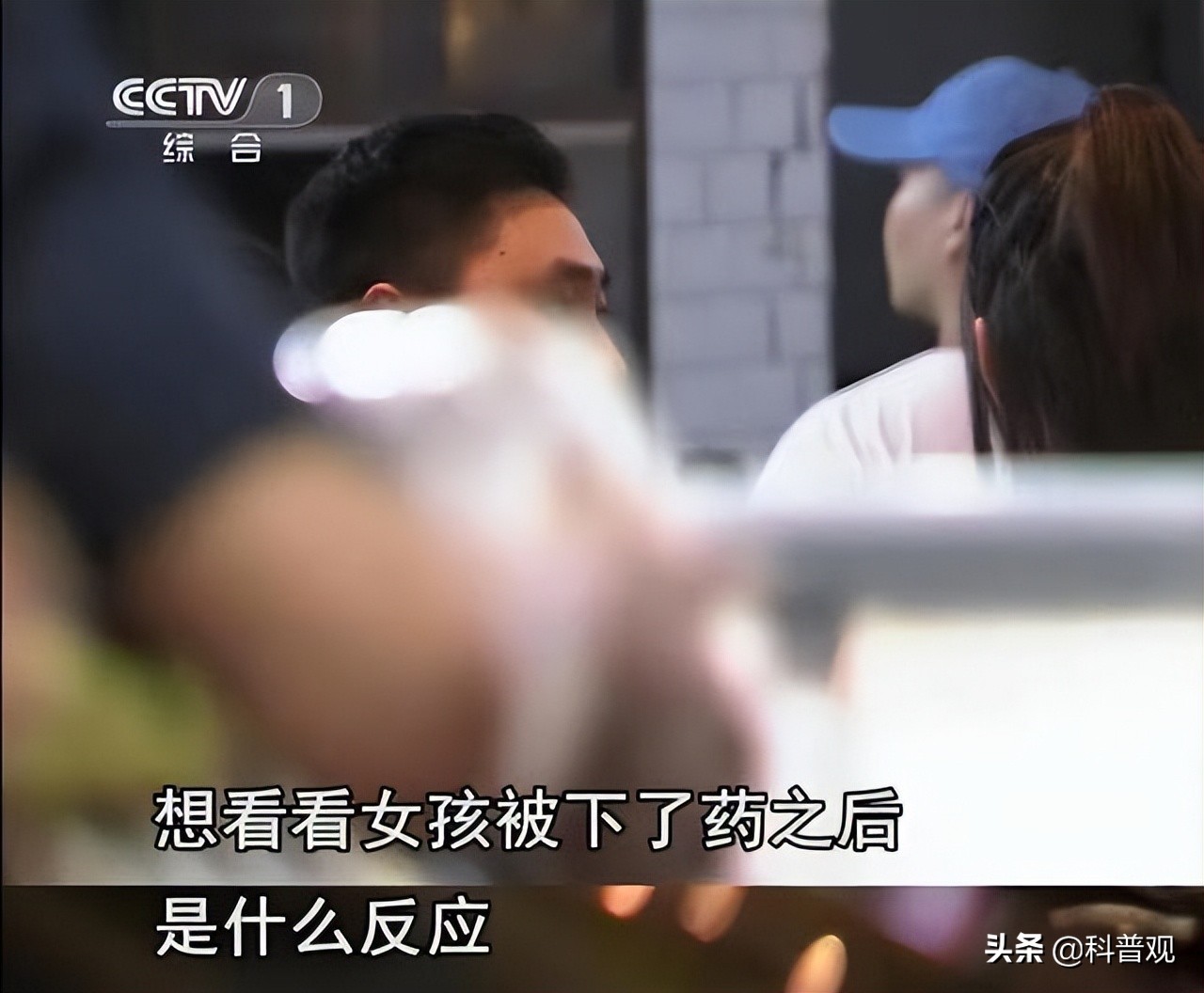 上外通报女生被投异物,触目惊心女人躲进柜子