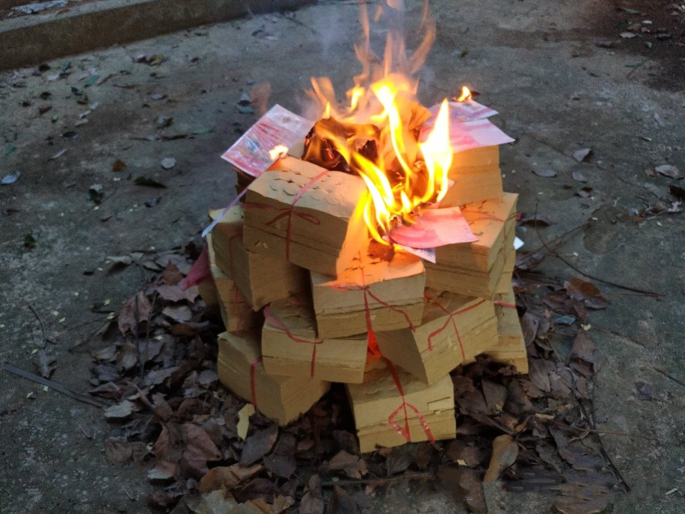 将冥币纸钱列为封建迷信是否合适,给死人烧的纸钱有用吗