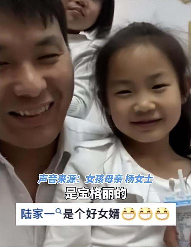 女儿去幼儿园收到金戒指,幼儿园女孩收到金戒指