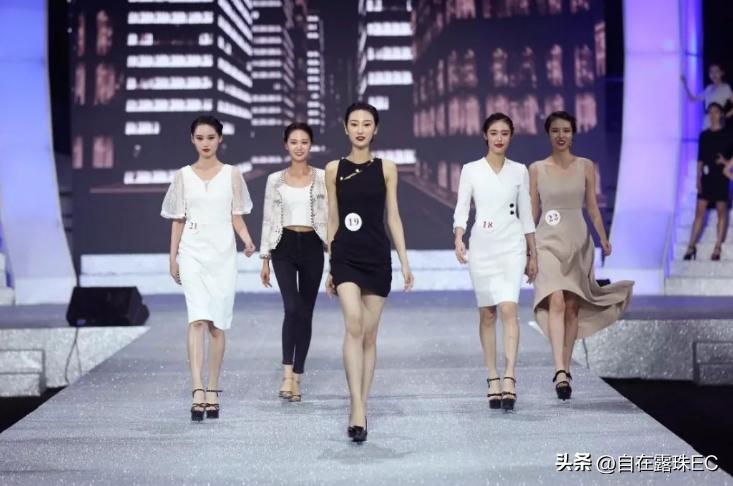 伊尔康二儿子订婚现场：新娘小腹鼓鼓如怀孕，婆婆盖过新娘