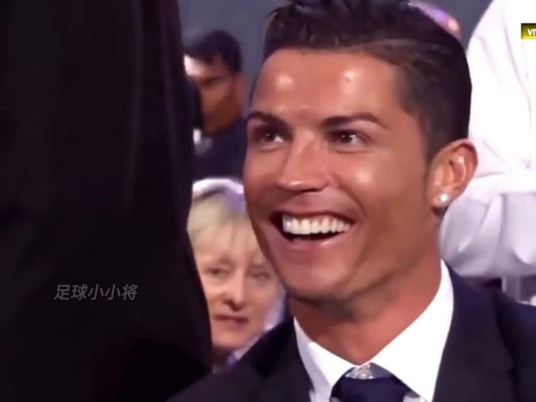 足球场上的各种搞笑瞬间,盘点足球场上球员的搞笑名场面