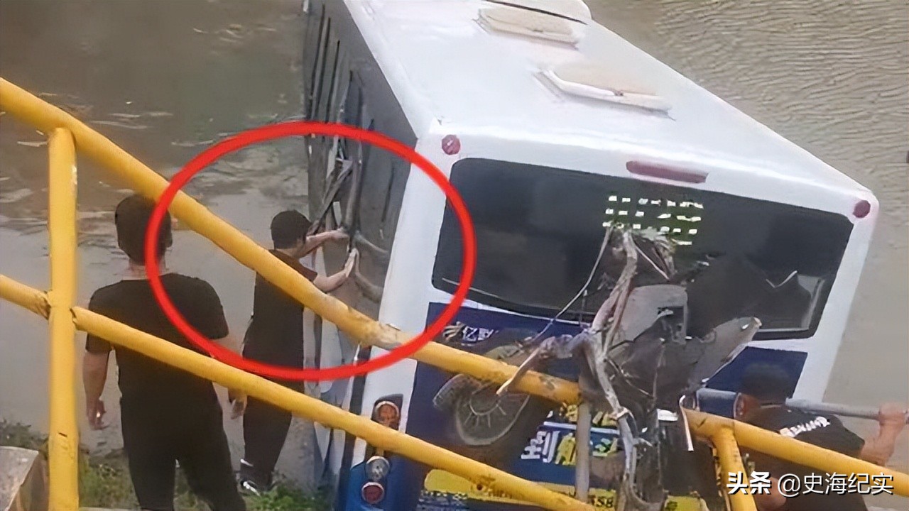 上海公交车坠河有没有人员伤亡,上海公交车坠河瞬间画面曝
