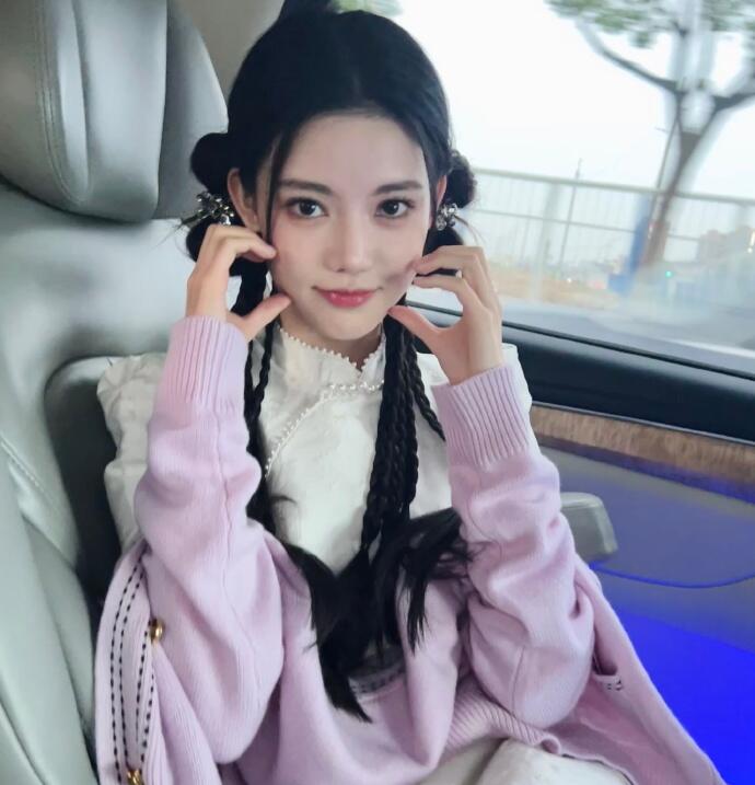 孙珍妮蓝发造型,孙珍妮的半扎发