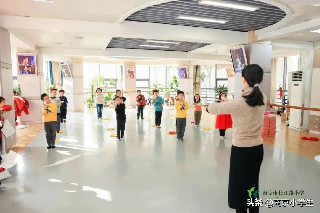 南京市长江路小学一年级开展“畅畅笑笑”乐评园活动