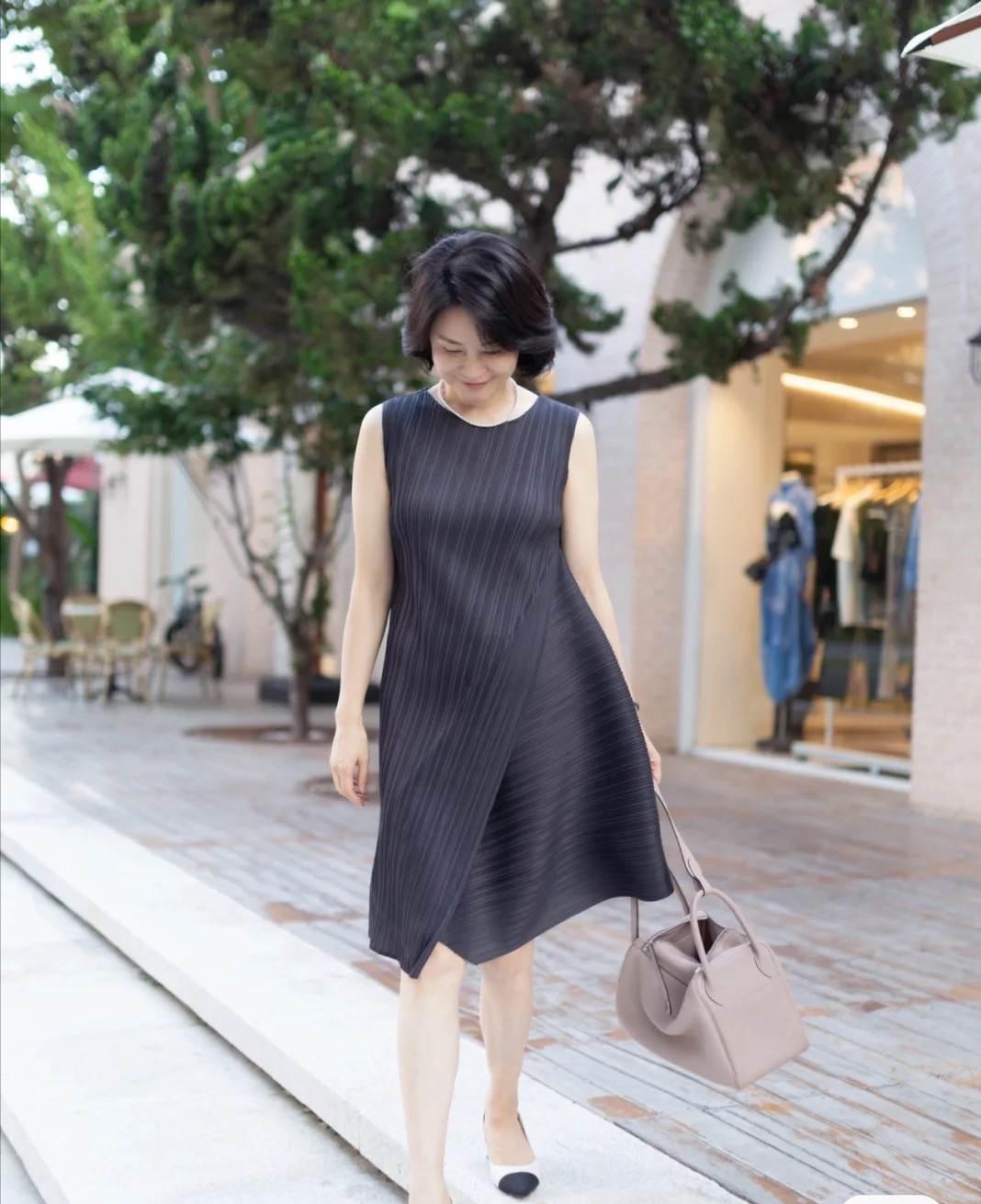 50岁女人买衣服必须贵吗,50多女人穿什么衣服好