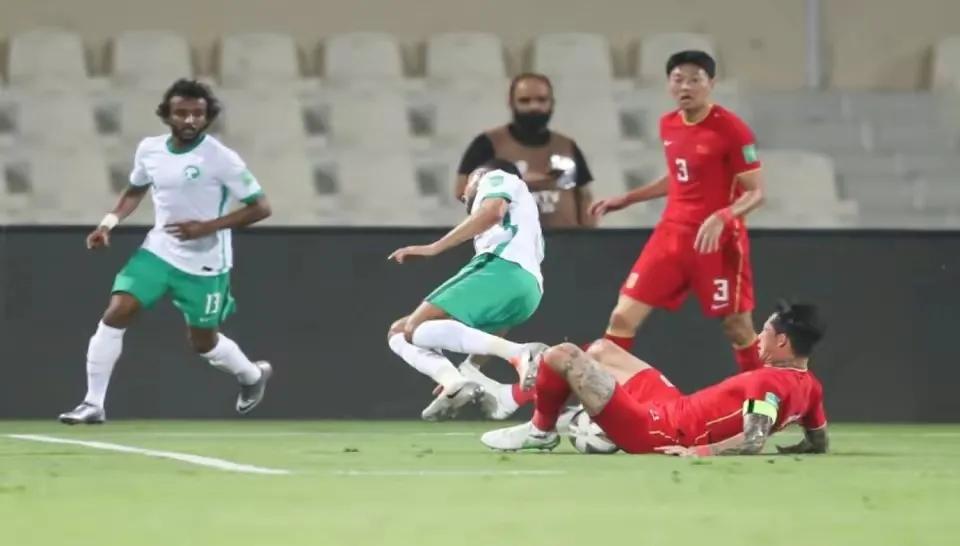 没输也窝心！换谁都不行，半场零射门，三脚必丢球，射正就是亡